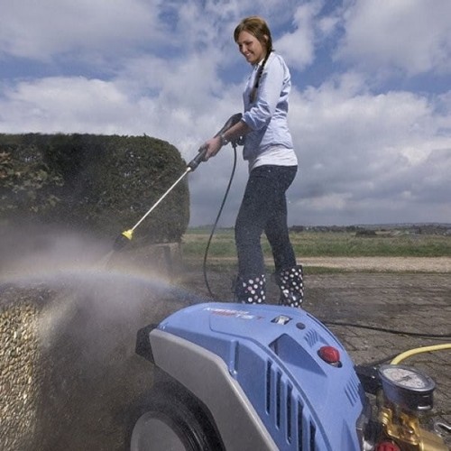 Jaką myjkę ciśnieniową kupić, by się nie zawieść?
