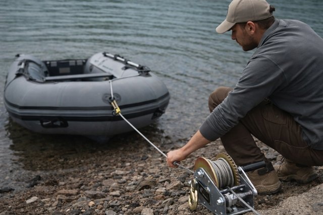 Wciągarka ręczna – łatwe wciąganie łodzi, skuterów, quadów