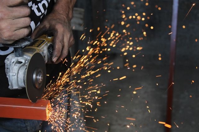 Jaka tarcza do cięcia metalu? Rodzaje, średnice i dobór do materiału