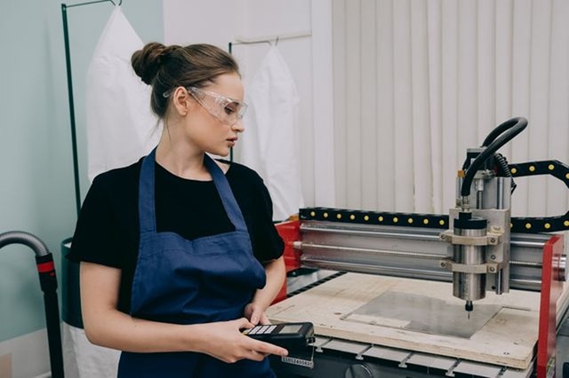 Jaka frezarka górnowrzecionowa? Najważniejsze parametry i zastosowania