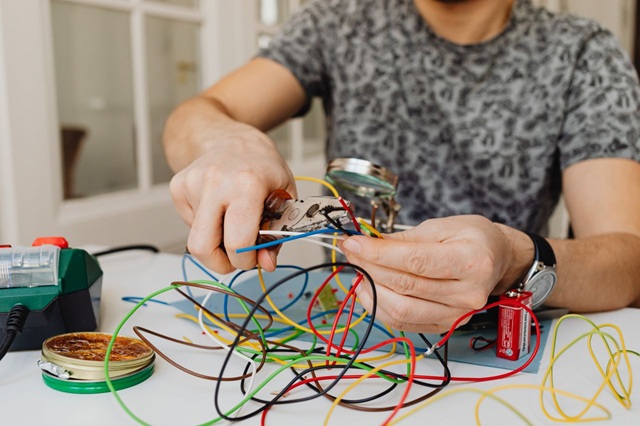 Kombinerki dla elektryka – jakie wybrać do pracy z przewodami?