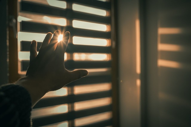Jak zamontować rolety dzień noc? Prosty montaż i narzędzia, które warto mieć pod ręką